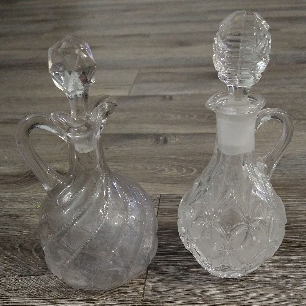 Vintage: Bundle: 2 Elegant Clear Glass/Crystal Decanters Set